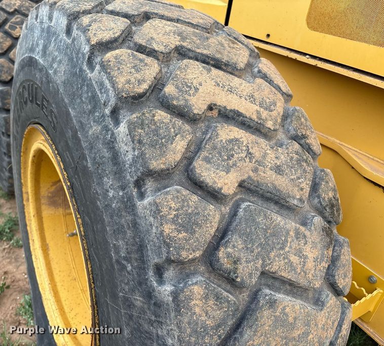 image for item EL2157 2013 John Deere 772G motor grader