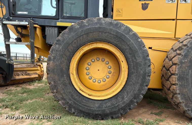 image for item EL2157 2013 John Deere 772G motor grader