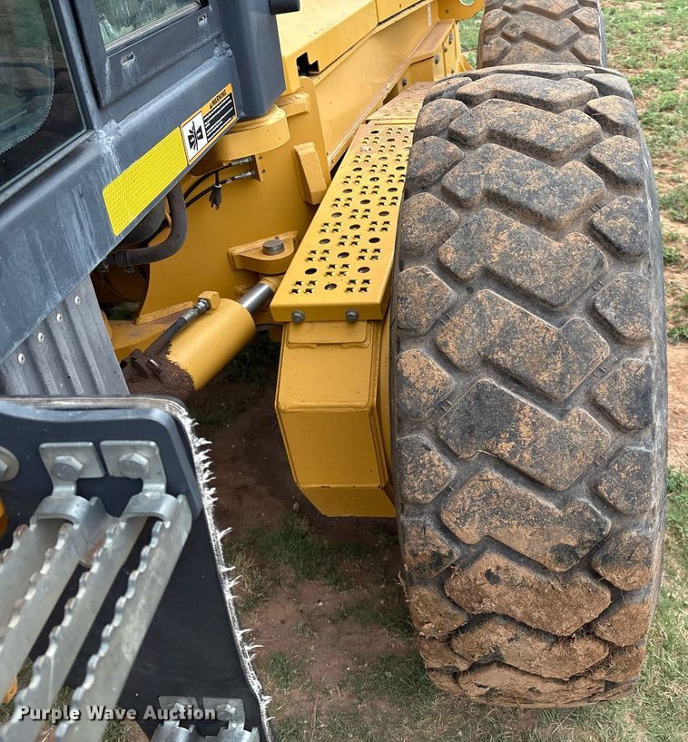 image for item EL2157 2013 John Deere 772G motor grader