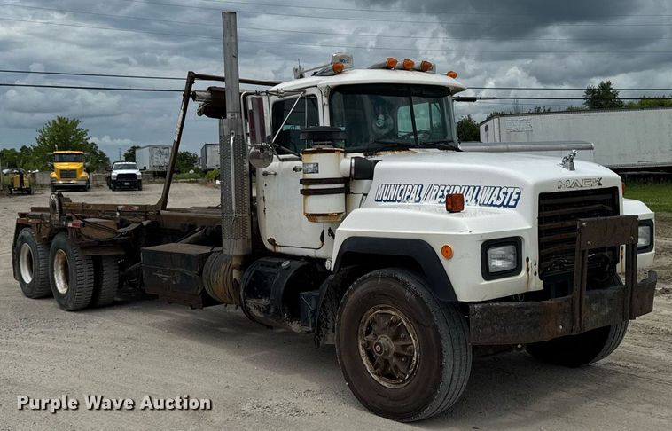 image for item EM2104 2000 Mack RD688S roll-off container truck