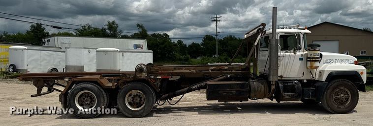 image for item EM2104 2000 Mack RD688S roll-off container truck