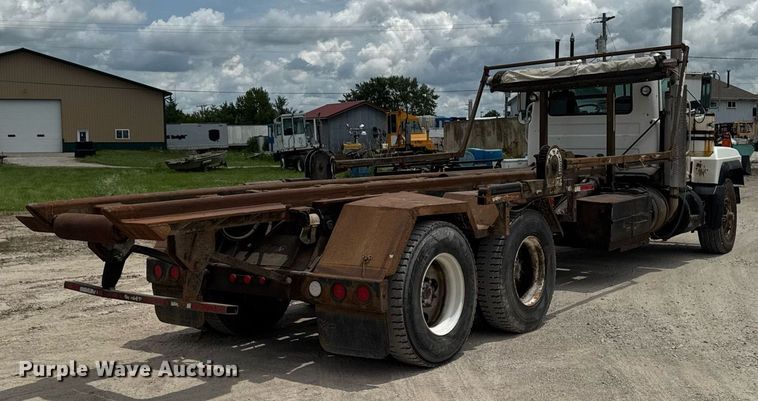 image for item EM2104 2000 Mack RD688S roll-off container truck