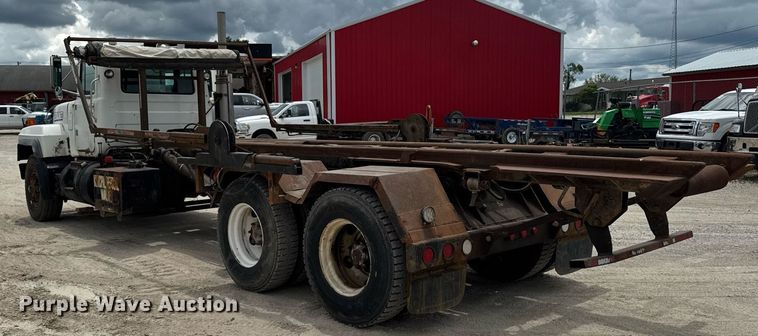 image for item EM2104 2000 Mack RD688S roll-off container truck