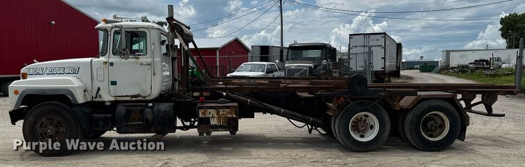 image for item EM2104 2000 Mack RD688S roll-off container truck