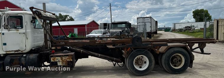 image for item EM2104 2000 Mack RD688S roll-off container truck