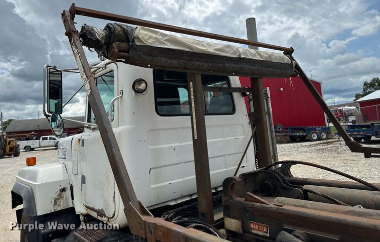 image for item EM2104 2000 Mack RD688S roll-off container truck