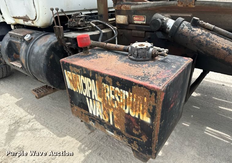 image for item EM2104 2000 Mack RD688S roll-off container truck