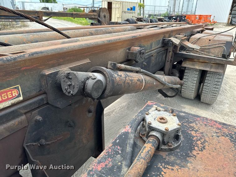 image for item EM2104 2000 Mack RD688S roll-off container truck