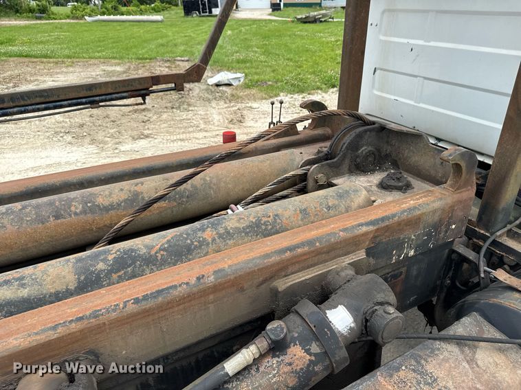 image for item EM2104 2000 Mack RD688S roll-off container truck