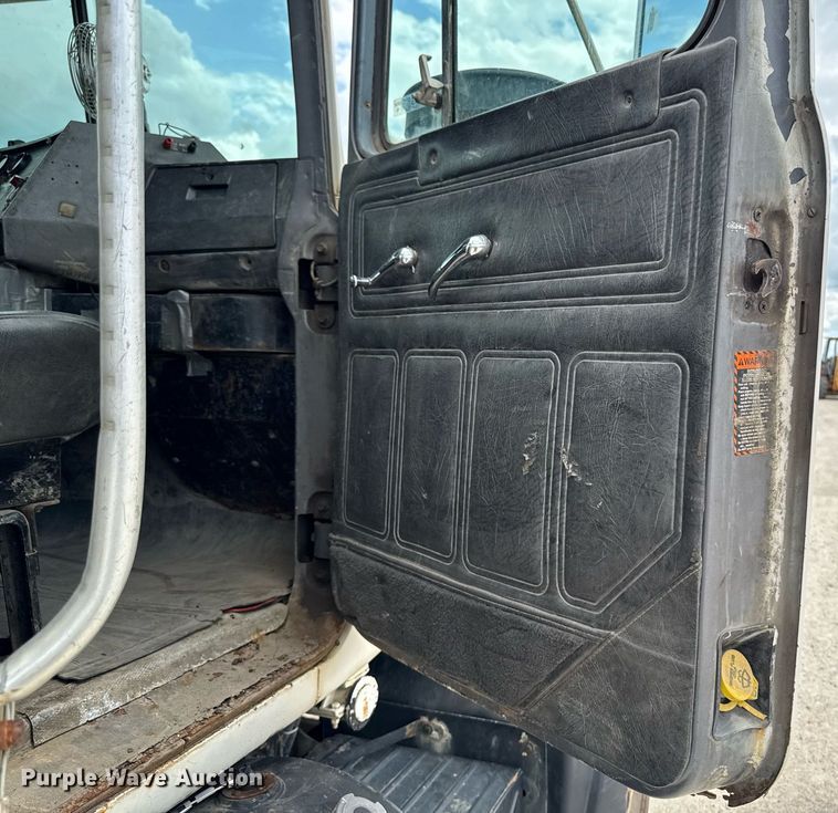 image for item EM2104 2000 Mack RD688S roll-off container truck