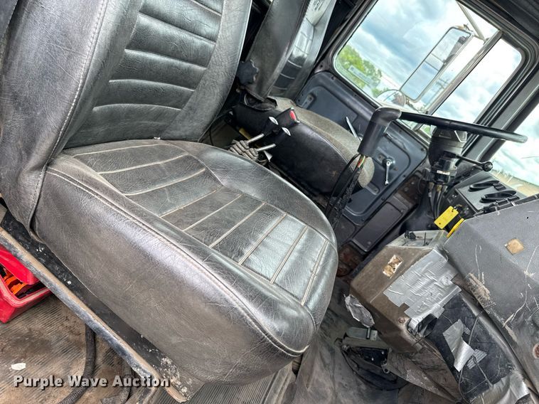 image for item EM2104 2000 Mack RD688S roll-off container truck