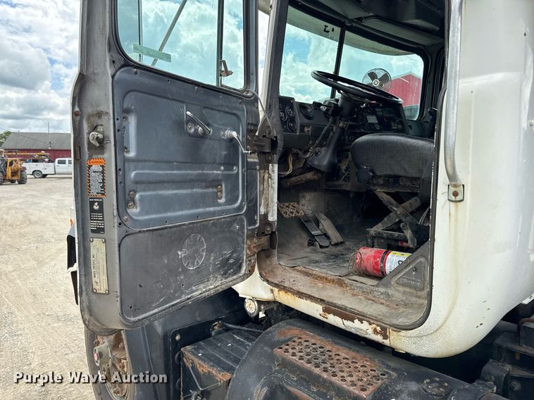 image for item EM2104 2000 Mack RD688S roll-off container truck