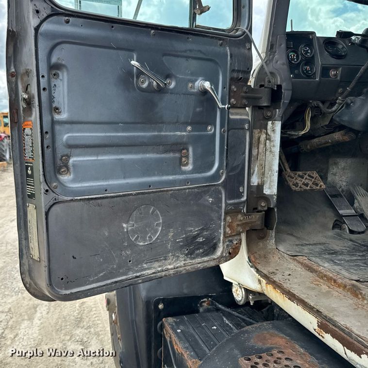 image for item EM2104 2000 Mack RD688S roll-off container truck