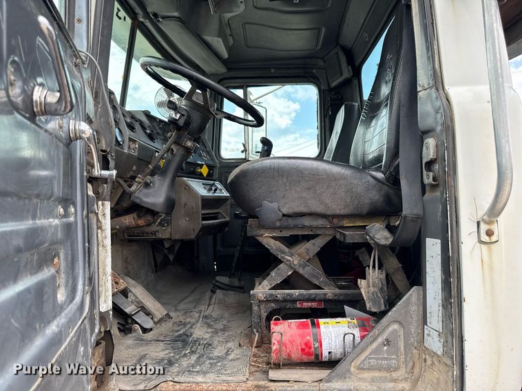 image for item EM2104 2000 Mack RD688S roll-off container truck