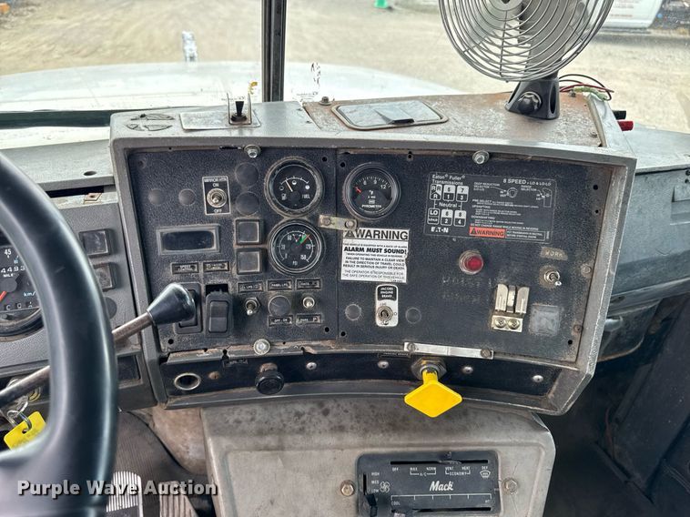 image for item EM2104 2000 Mack RD688S roll-off container truck