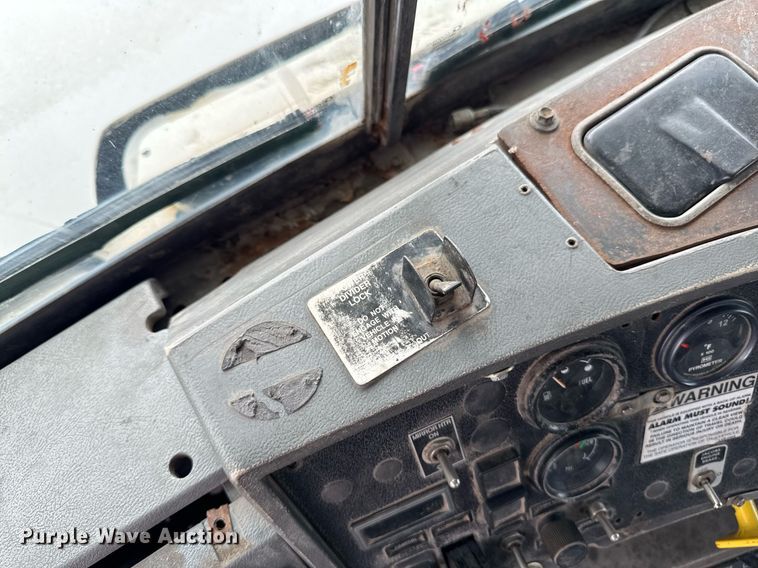 image for item EM2104 2000 Mack RD688S roll-off container truck