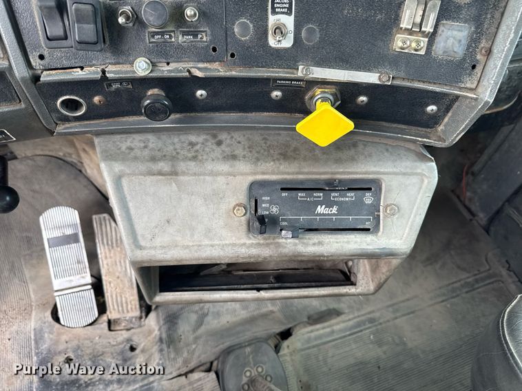 image for item EM2104 2000 Mack RD688S roll-off container truck