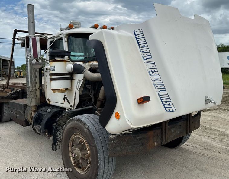 image for item EM2104 2000 Mack RD688S roll-off container truck