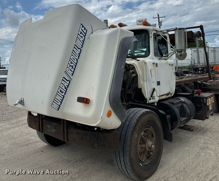 image for item EM2104 2000 Mack RD688S roll-off container truck