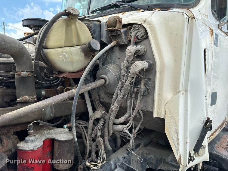 image for item EM2104 2000 Mack RD688S roll-off container truck