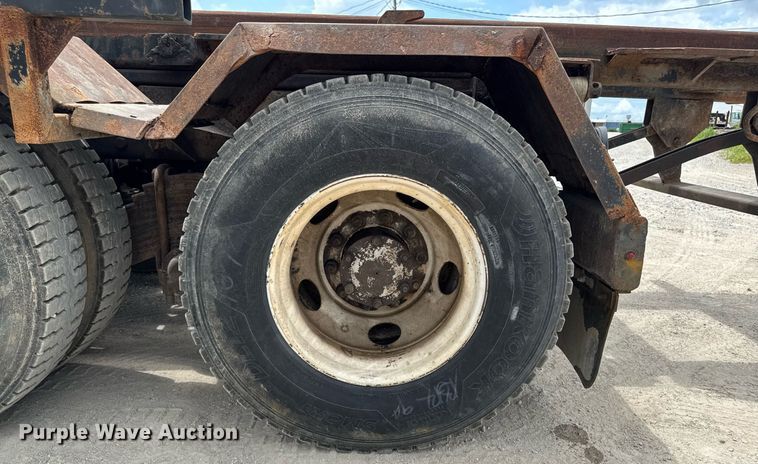 image for item EM2104 2000 Mack RD688S roll-off container truck