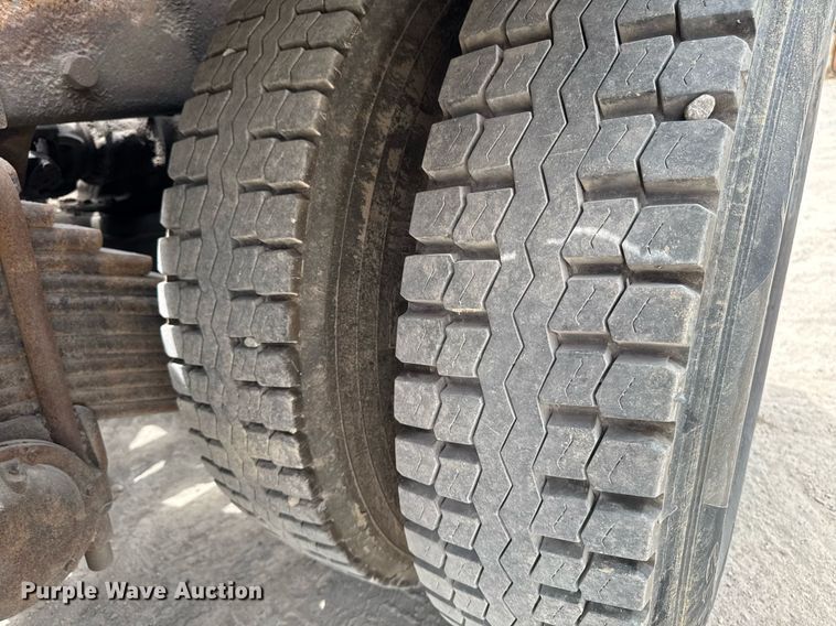 image for item EM2104 2000 Mack RD688S roll-off container truck