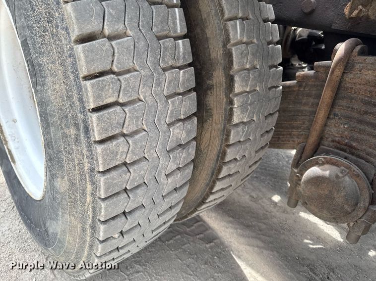 image for item EM2104 2000 Mack RD688S roll-off container truck