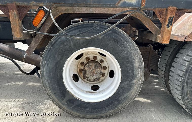 image for item EM2104 2000 Mack RD688S roll-off container truck