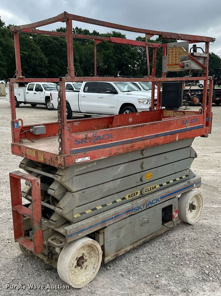 image for item EN3767 2007 SkyJack SJIII 3226 scissor lift