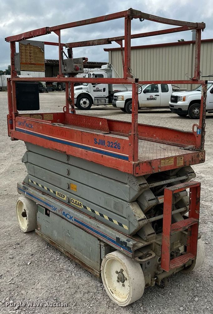 image for item EN3767 2007 SkyJack SJIII 3226 scissor lift
