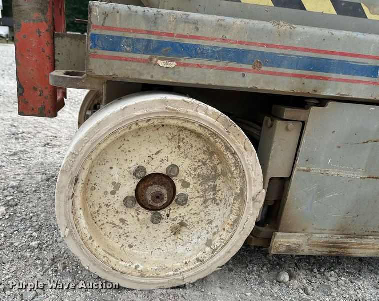 image for item EN3767 2007 SkyJack SJIII 3226 scissor lift