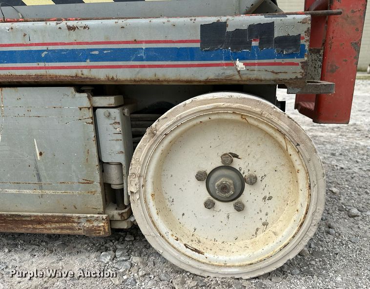 image for item EN3767 2007 SkyJack SJIII 3226 scissor lift