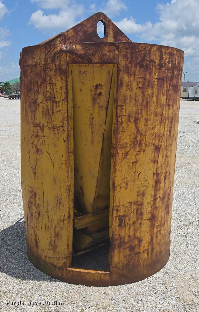 image for item EN3904 (2) Gar-Bro Equipment 460 D concrete buckets