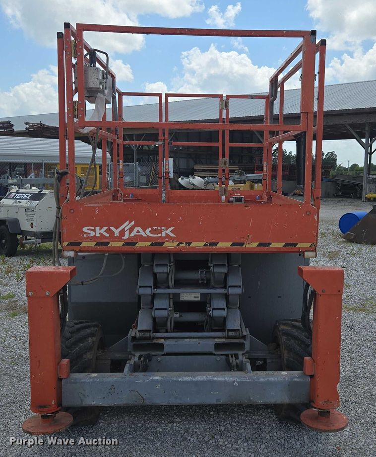 image for item EN3908 2013 Skyjack SJ6826 RT scissor lift