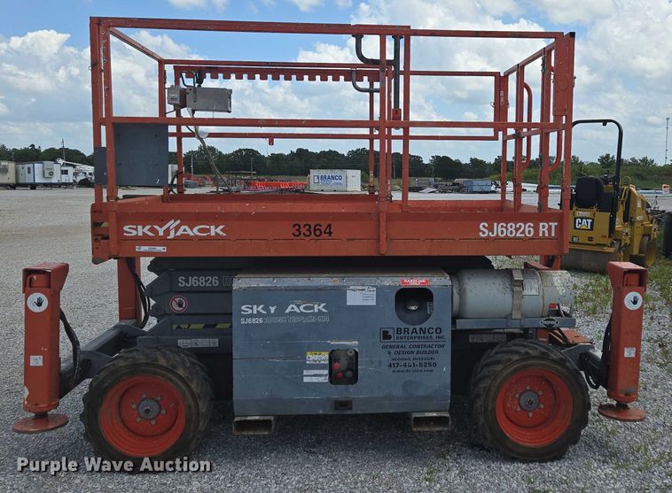 image for item EN3908 2013 Skyjack SJ6826 RT scissor lift