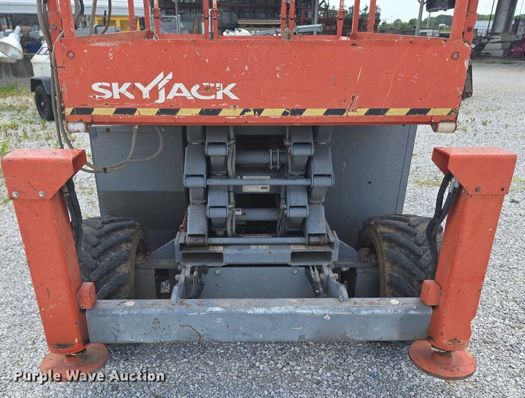 image for item EN3908 2013 Skyjack SJ6826 RT scissor lift