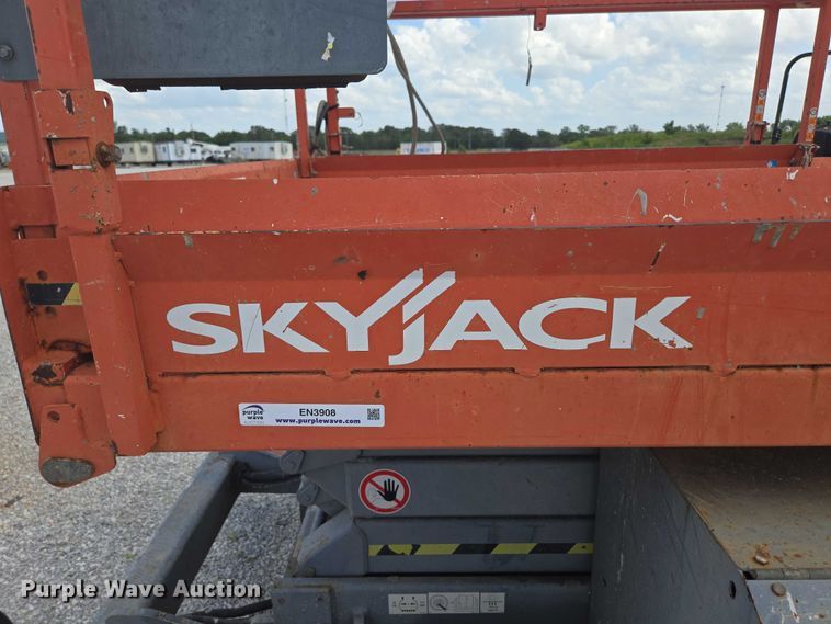 image for item EN3908 2013 Skyjack SJ6826 RT scissor lift