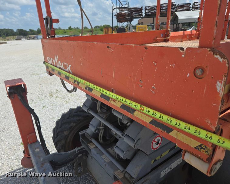 image for item EN3908 2013 Skyjack SJ6826 RT scissor lift
