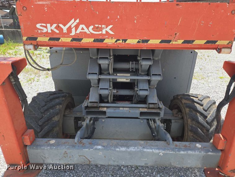 image for item EN3908 2013 Skyjack SJ6826 RT scissor lift