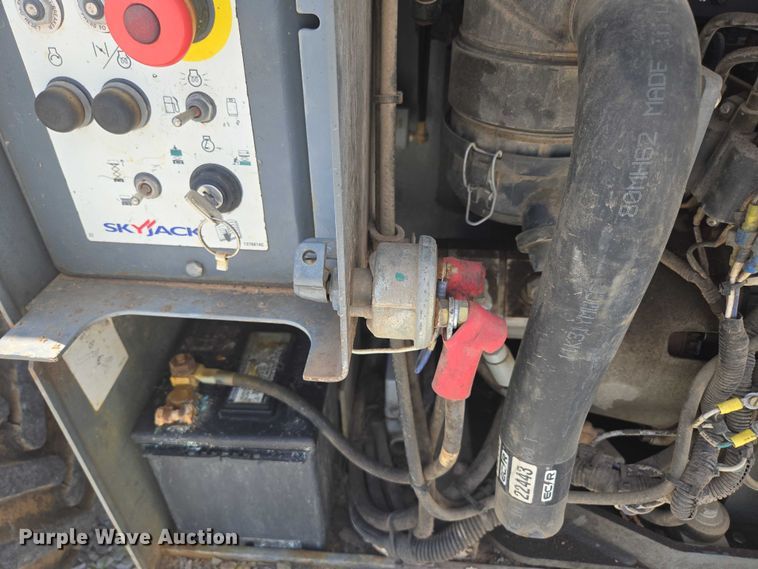 image for item EN3908 2013 Skyjack SJ6826 RT scissor lift