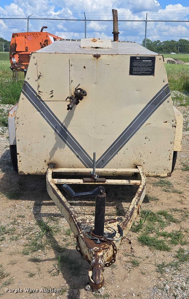 image for item EN3915 1993 LeROI International air compressor