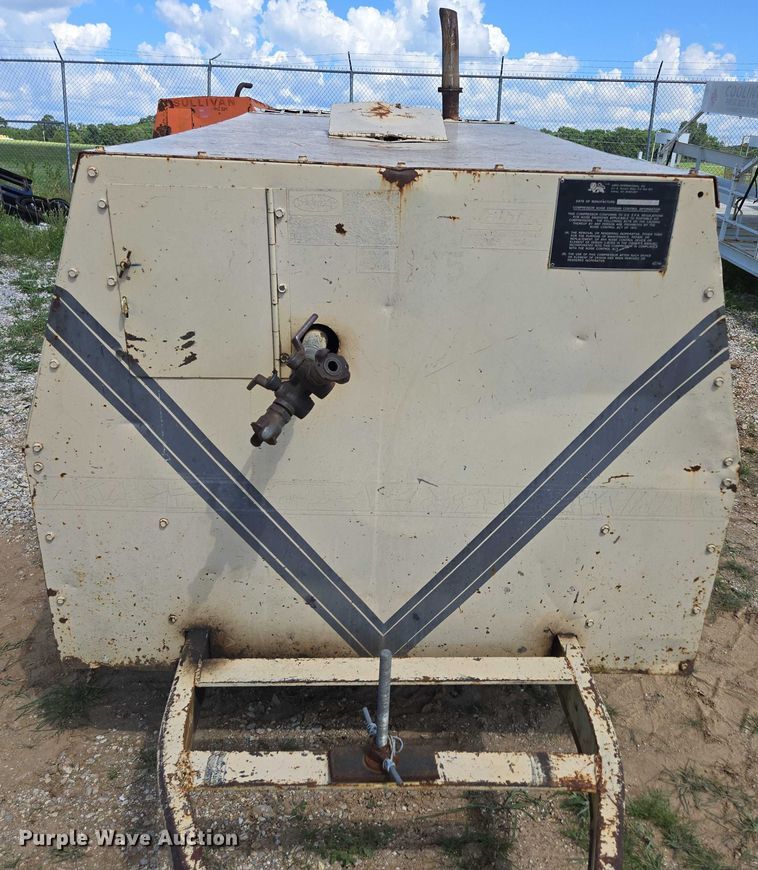 image for item EN3915 1993 LeROI International air compressor