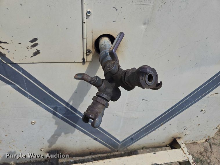 image for item EN3915 1993 LeROI International air compressor