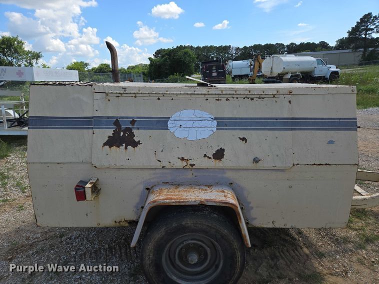 image for item EN3915 1993 LeROI International air compressor