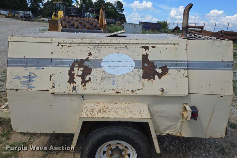 image for item EN3915 1993 LeROI International air compressor