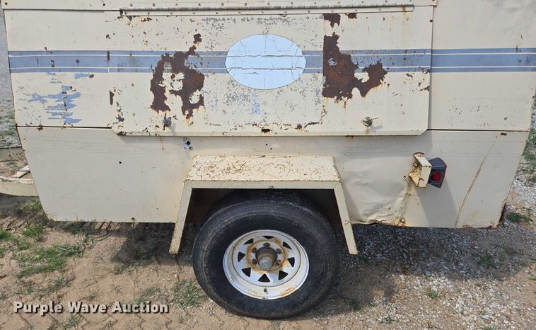 image for item EN3915 1993 LeROI International air compressor