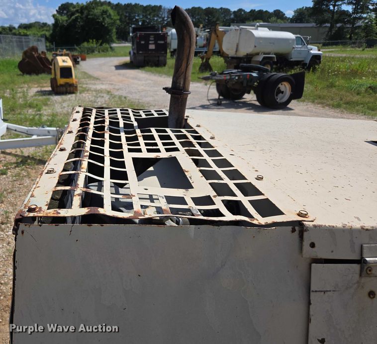 image for item EN3915 1993 LeROI International air compressor