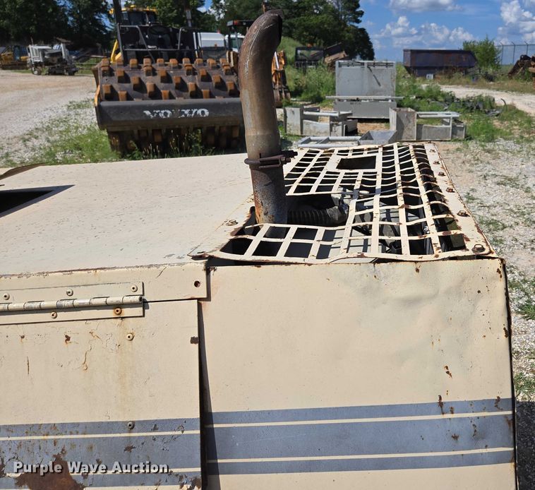 image for item EN3915 1993 LeROI International air compressor