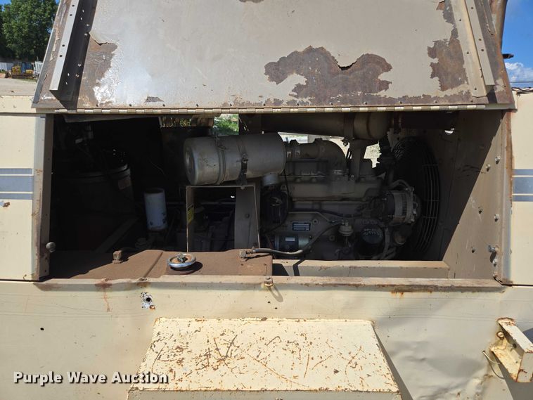 image for item EN3915 1993 LeROI International air compressor