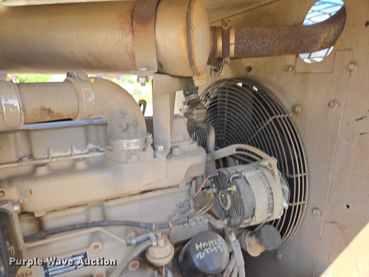 image for item EN3915 1993 LeROI International air compressor